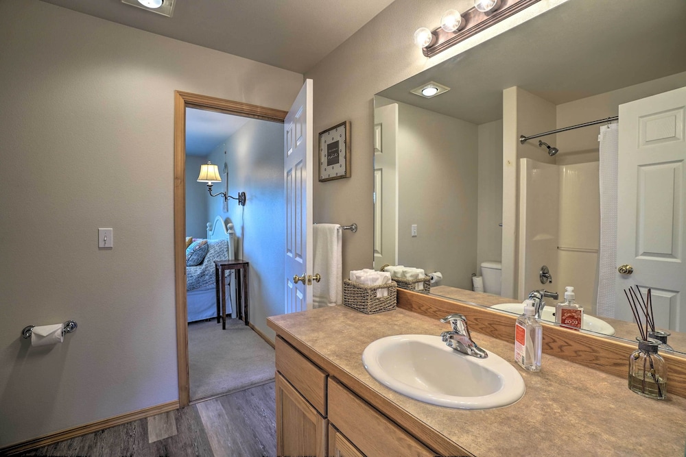 Pet-friendly Townhome w/ Hot Tub in Redmond! view 4