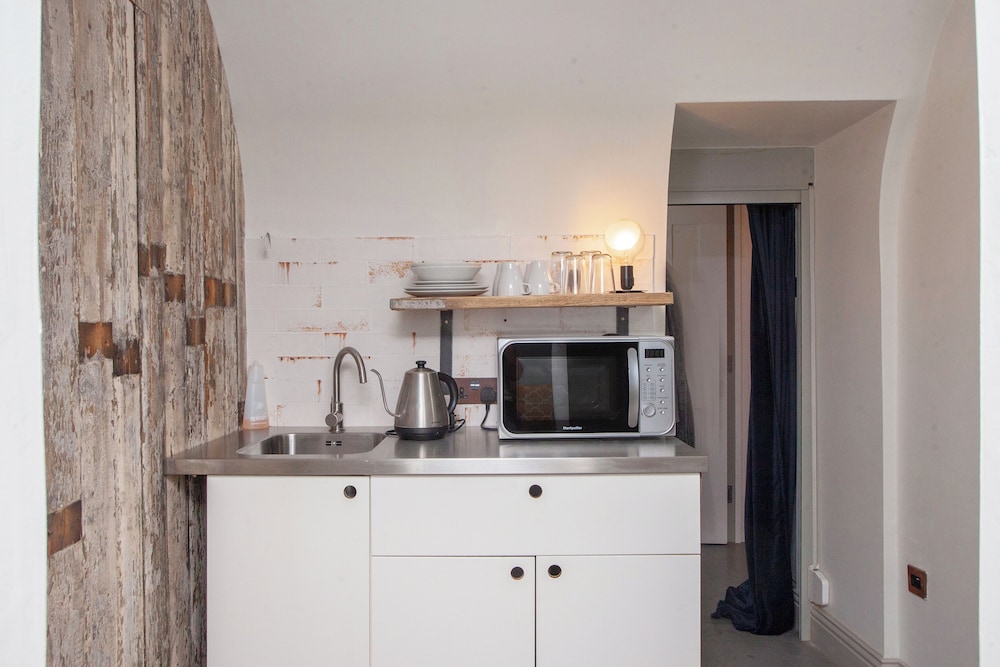 Higgihaus Apt1 36 37 Royal York Cres