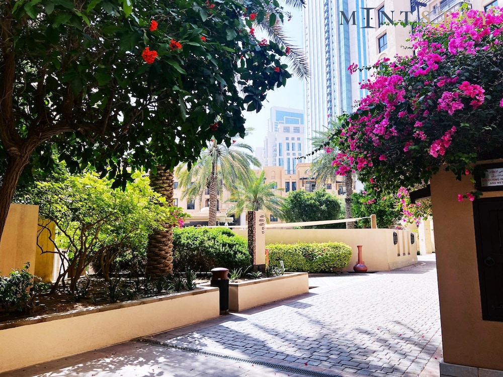 Serene 2BR Overlooking Burj Khalifa