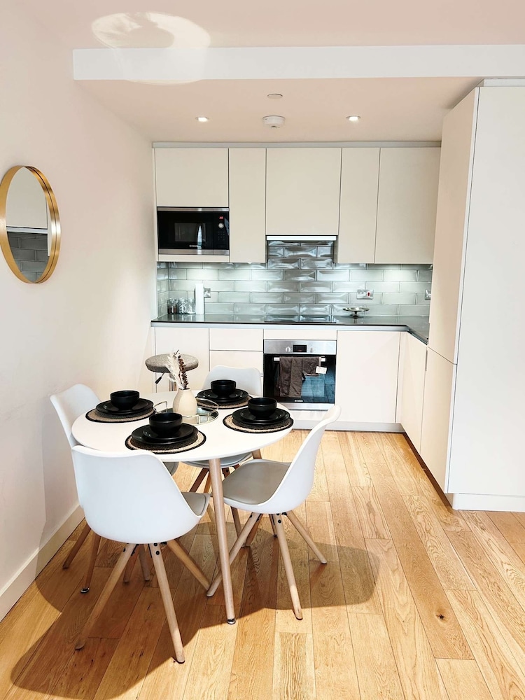 East London 2-bed Apt Sleeps 4, 7 min Walk to Tube