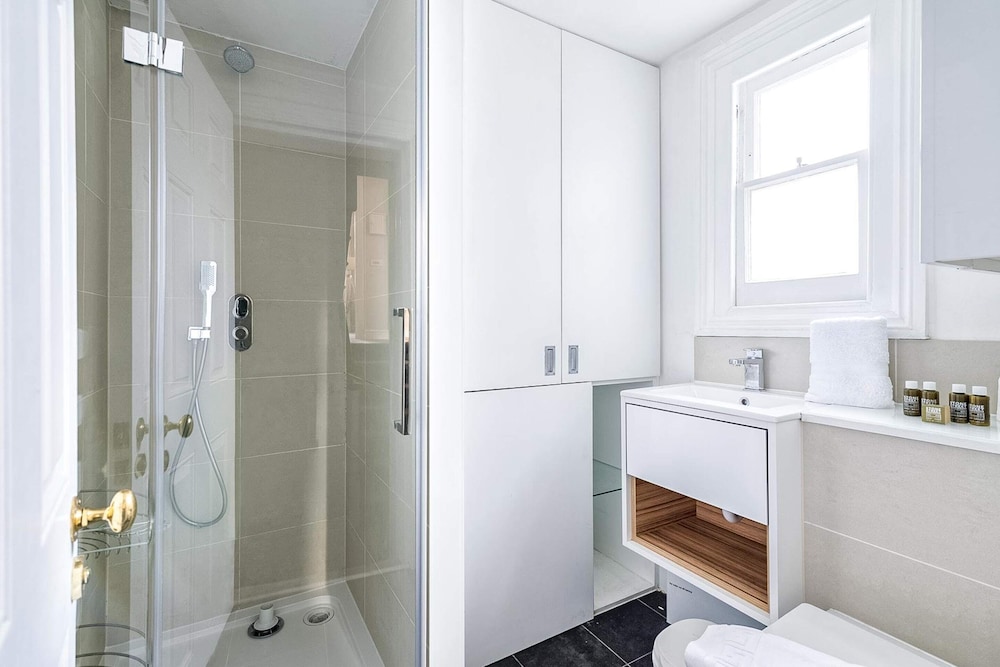 Cozy and Spacious Kensington Maisonette