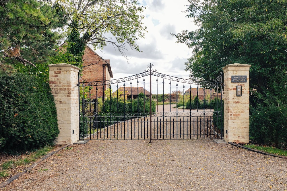 Stunning 4BD Home in Worcestershire