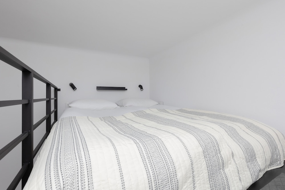 Aleja Wyzwolenia Studio by Renters view 5