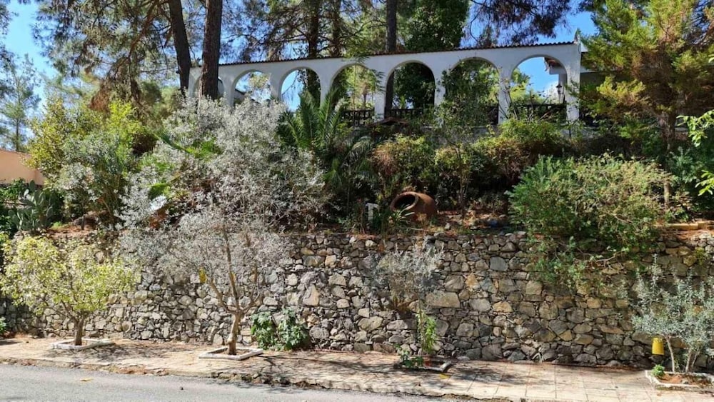 Charming Villa in Moniatis, Cyprus - Private Pool & Garden