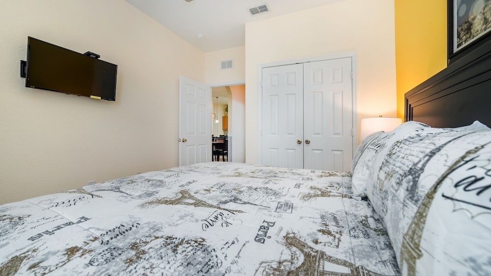 2 Massive Water Slides / Movie Theater / Fitness Center / Giant Kid's Splash Pad / Near To Disney 3 Bedroom Apts