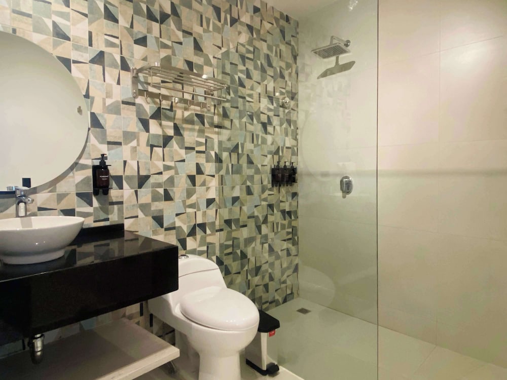 w Modern 3BR w AC Steps From Ciudad Amurallada