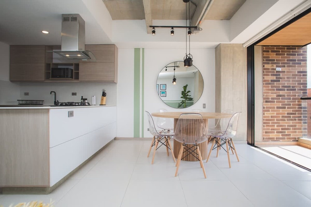 Cool 3 BR W Balcony in Laureles Medell n