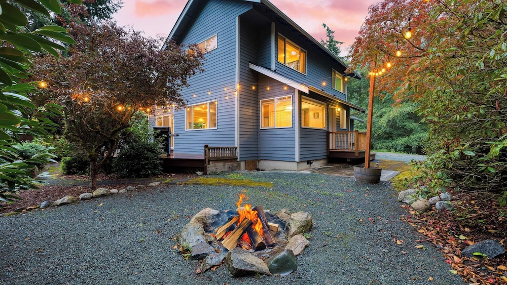 Stylish Forest Getaway on Whidbey Island Near Beaches, Wineries & Trails Cedarview Retreat by Avantstay