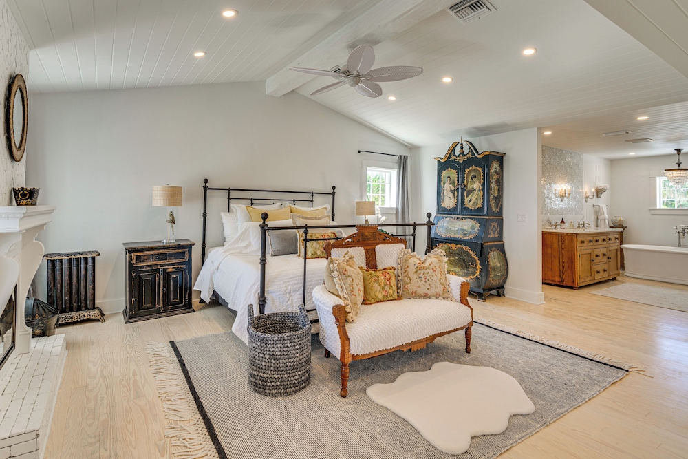 Luxe Pine Island Living: Historic Old Florida Gem!