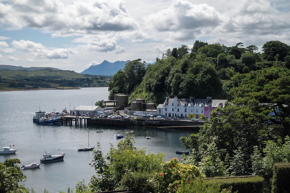 Hotel Coolin View Guest Rooms - Image 1