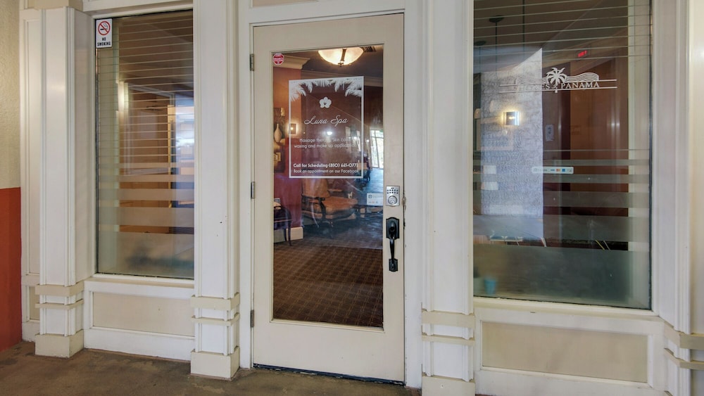Beachfront Corner Unit w/ Wrap-around Balcony, Close to Attractions!