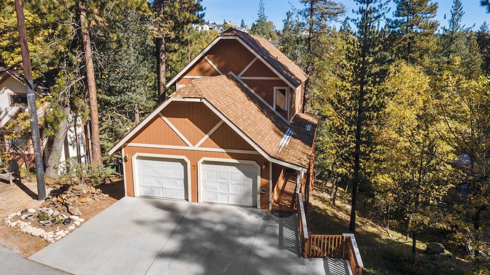 5bdr Stay w/ Fireplace, Game Room & Family-friendly Amenities Arrowhead Chalet by Avantstay