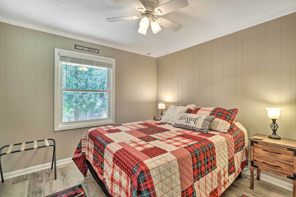Welcoming Boone Getaway Near Hiking + Skiing! view 2