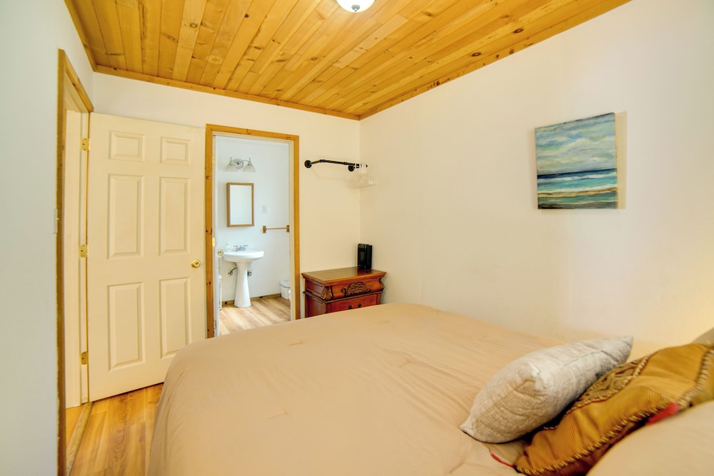 Golf, Hike, Sip Wine: Cobb Mountain Cabin w/ Patio