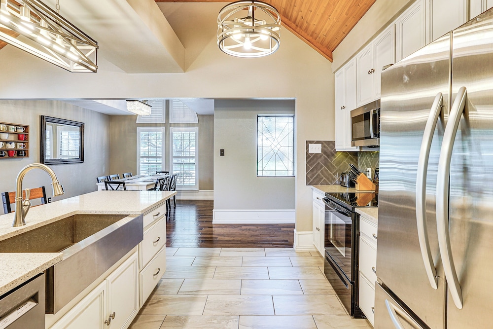 Patio & Yard: Family Home 12 Mi to At&t Stadium!