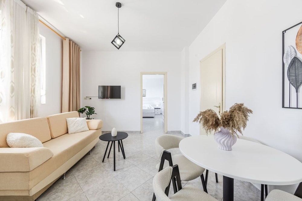 Modern Home With Wifi and Beach Access Golem