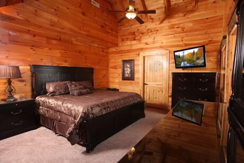 Serenity Mountain Pool 9 Br cabin by RedAwning