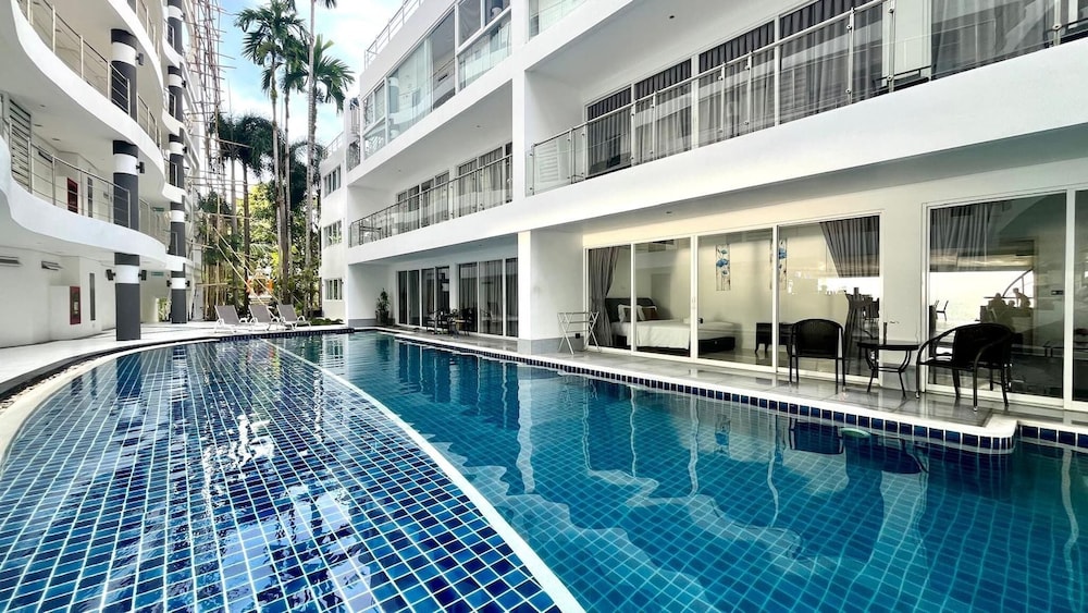 B6 - 1 Bdr Modern Condo With Balcony and Pool, Karon