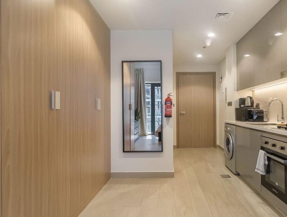 Elegant Studio w Balcony View Near Downtown Dubai