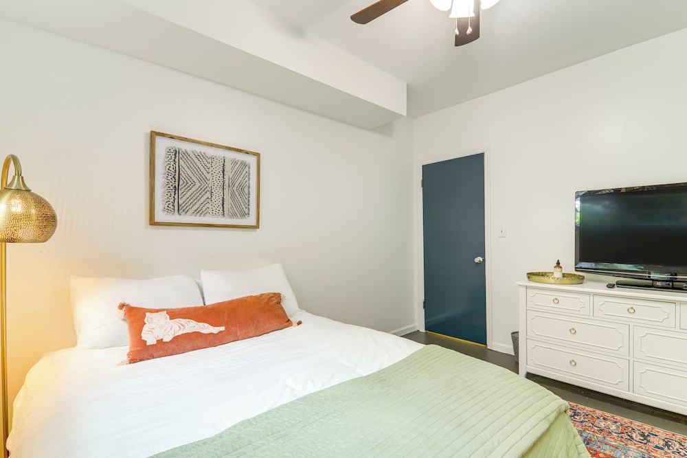 4 Mi to Uga: Bright & Airy Athens Apartment!