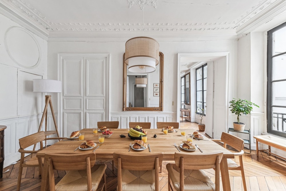 4BR Stylish Stay in the Heart of Marais