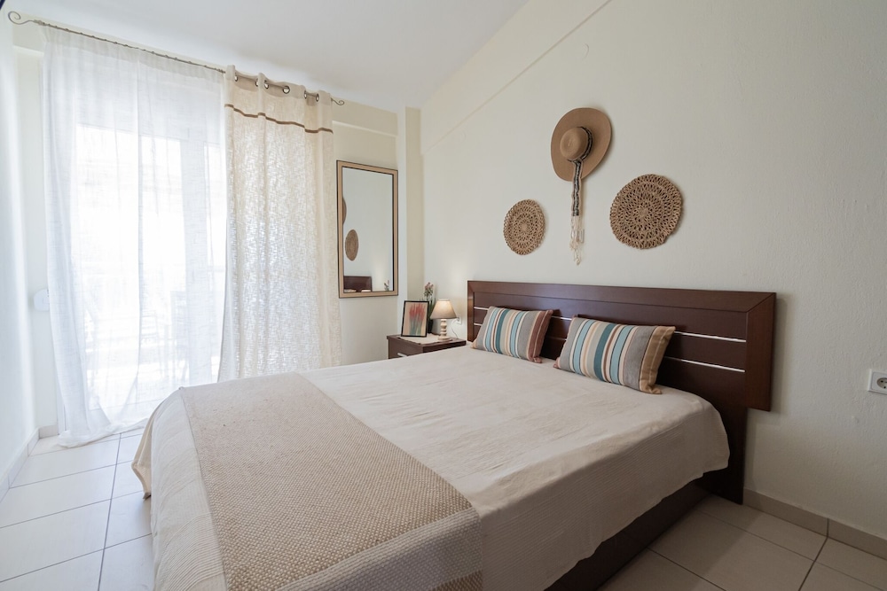 Tommy Seafront No 6 by Rentalspro - Nea Flogita