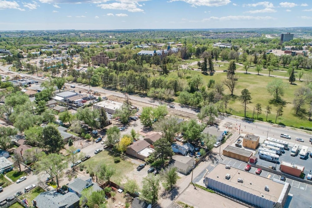 2 Bedroom near Parks, A Lake, Downtown view 3