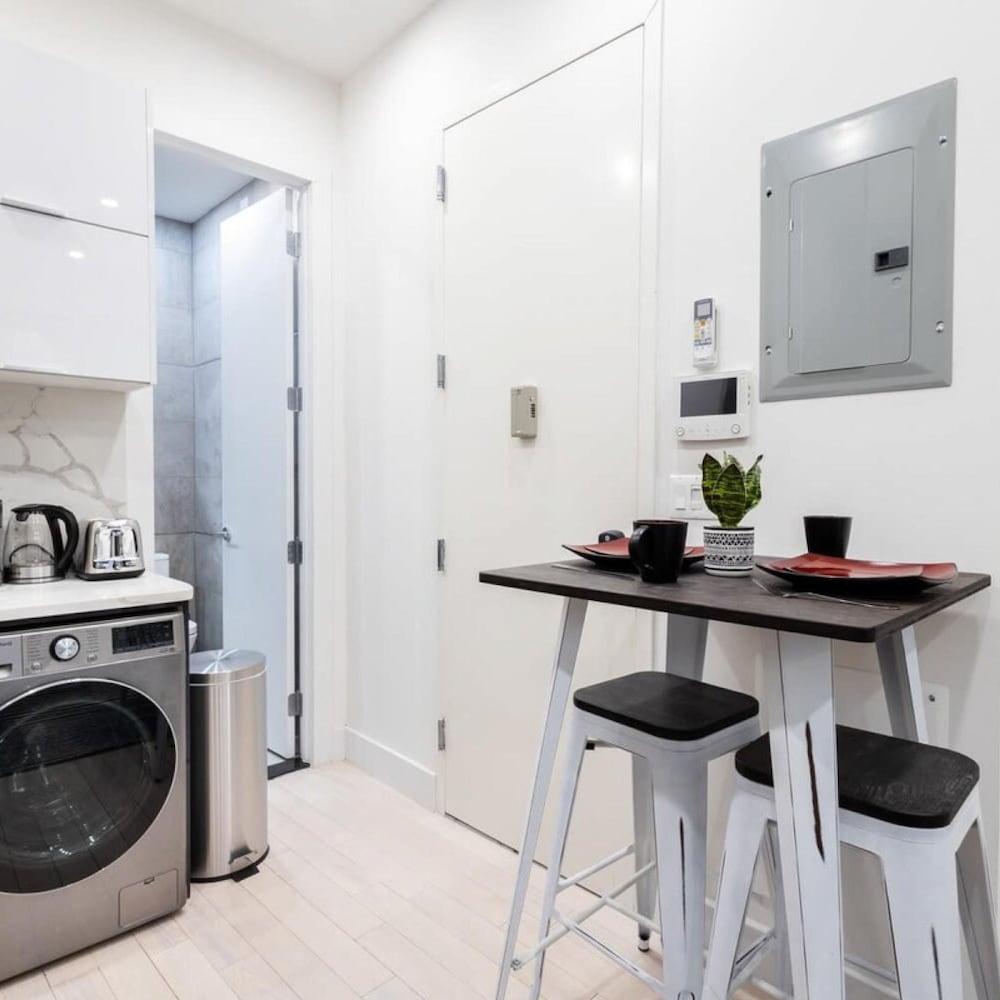 317-1an - New Modern 1BR W D Walk to Central Park