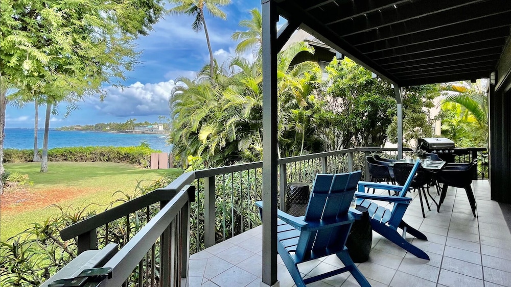 Sophisticated Oceanfront Retreat - Air-conditioned - Walk to Beach - Vrkcv