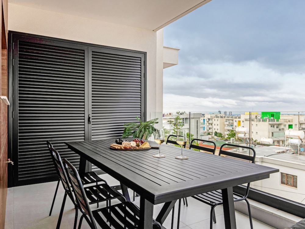 Sanders Only - Charming 2-bdr Apt With Balcony