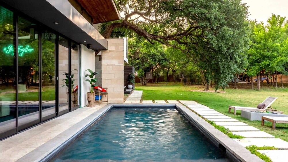 Eastside Mansion w Pool 7 Mins to Rainey