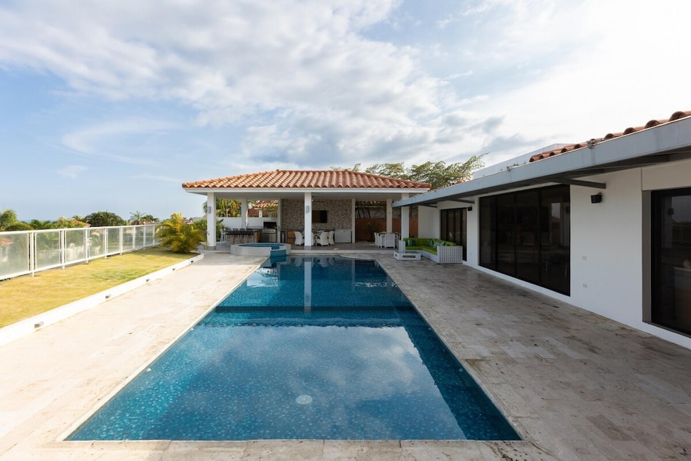 The Wow House by Acomodo