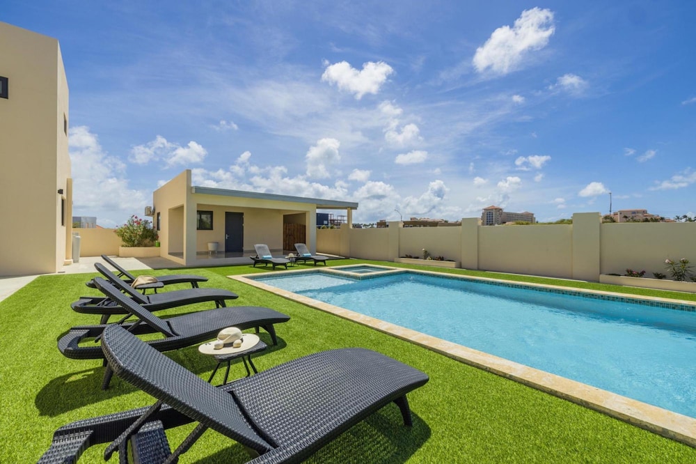 NEW 4br4ba Villa Across of Palmbeach w Pvt Pool