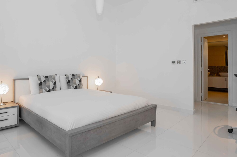 Spacious 2BR Marina Residence 4