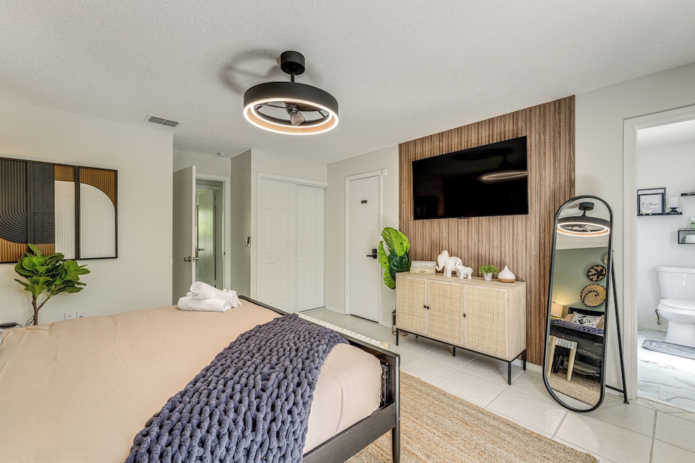 Hot Tub & Movie Theater: Family Oasis in Kissimmee