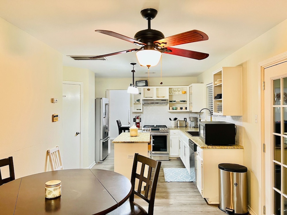 Family Retreat Near Kalahari-Sleeps 11