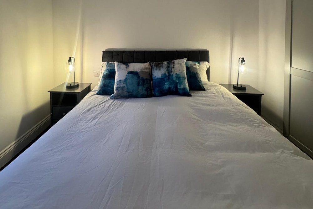 Central Apartment - Sleeps 2 & Private Patio