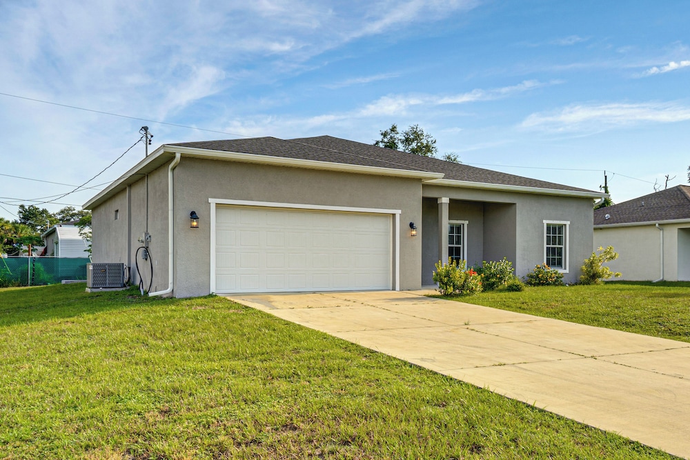 Golf, Shop & Beach-hop: Port Charlotte Gem w/ Yard