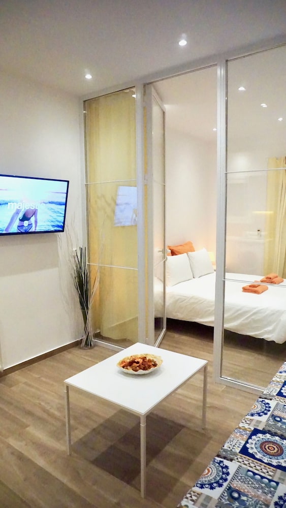 Spacious Peaceful Studio with Garden Patio photo 3