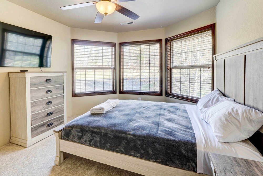 Chic Medford Retreat - Outdoor Pool & Sauna! view 5