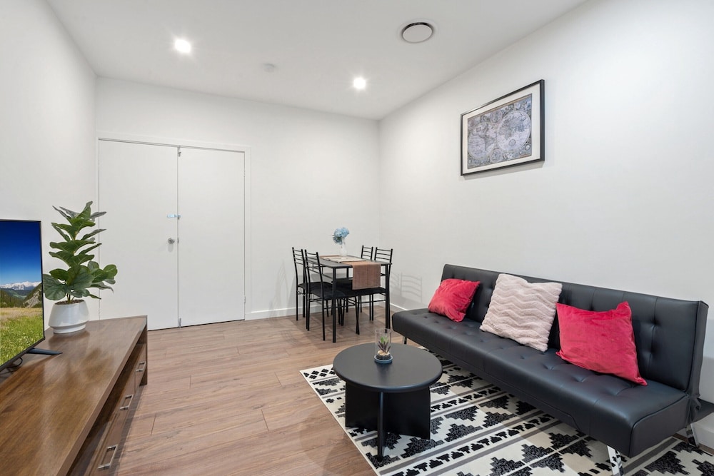 Cosy Kambah 1 Bedroom Near Shops & Parks