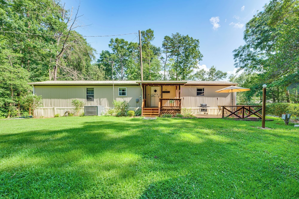 3 Mi to Badin Lake: Quiet New London Retreat