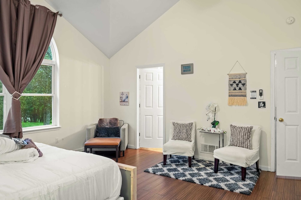 Birch Hollow by Avantstay Cozy Poconos Home w/ Fireplace, Soaking Tub & Kids Play Area