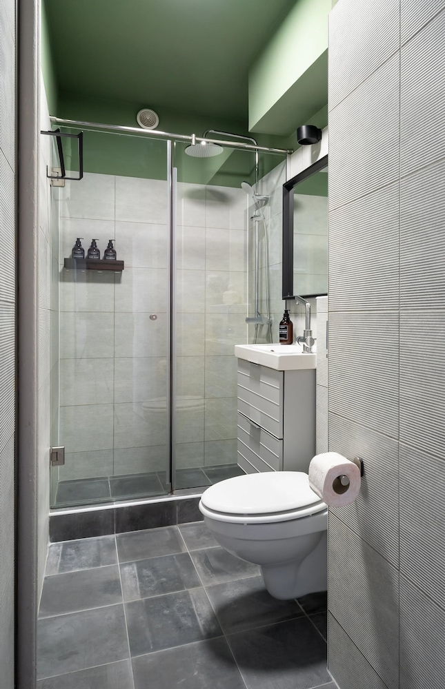 Colorful Bright 2BR on Iconic Calea Victoriei