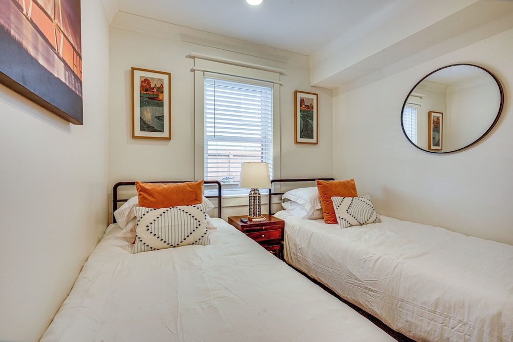 Dtwn Retreat w/ Game Room! Walk to Hampton Park