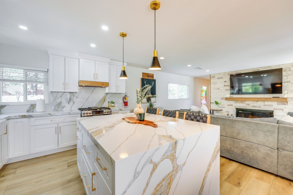 Walk to The Village Shops/eats: Big Bear Lake Home