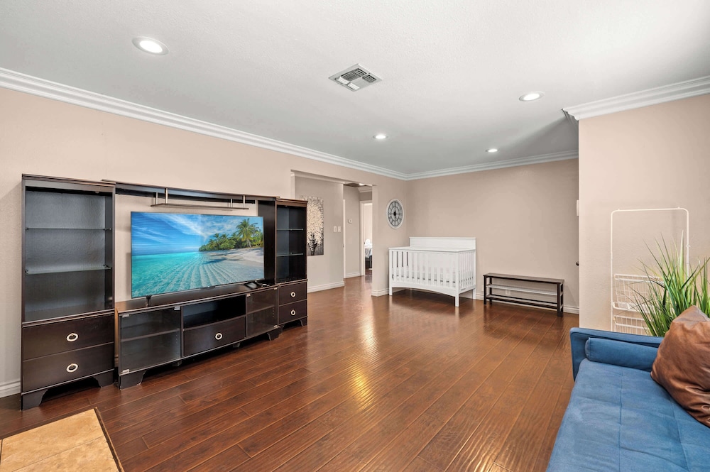Modern Family Home w Full Amenities & Near ONT