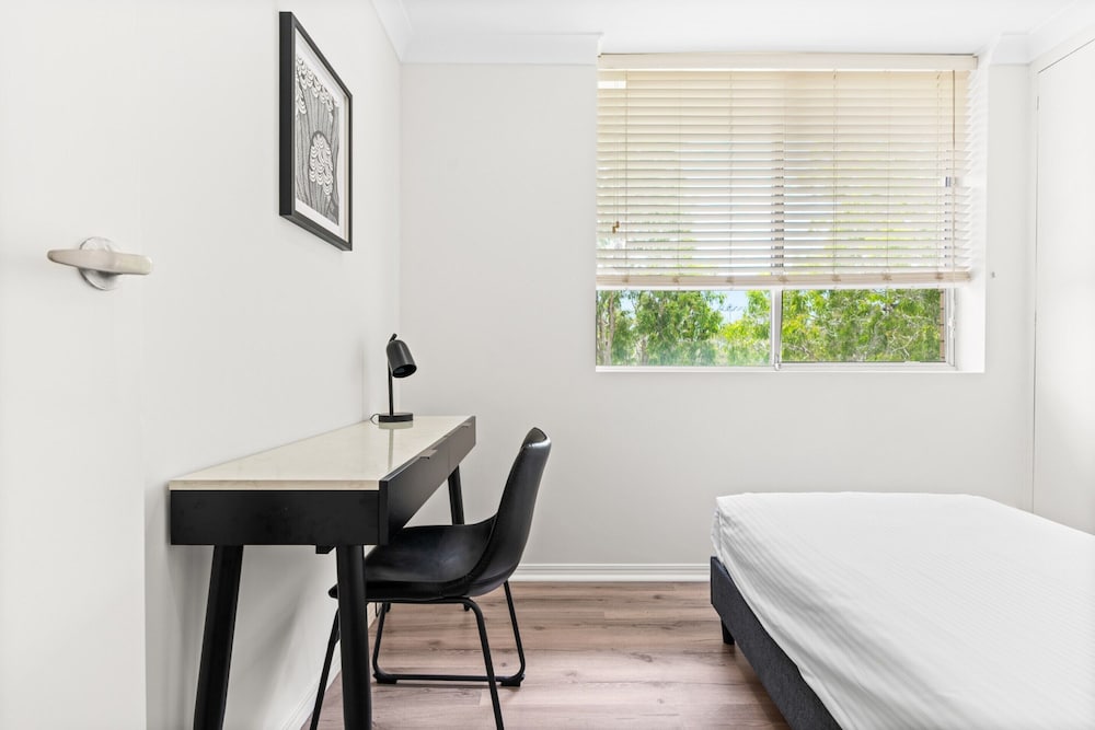 Elegant 2-bed With Balcony by Parks and Amenities