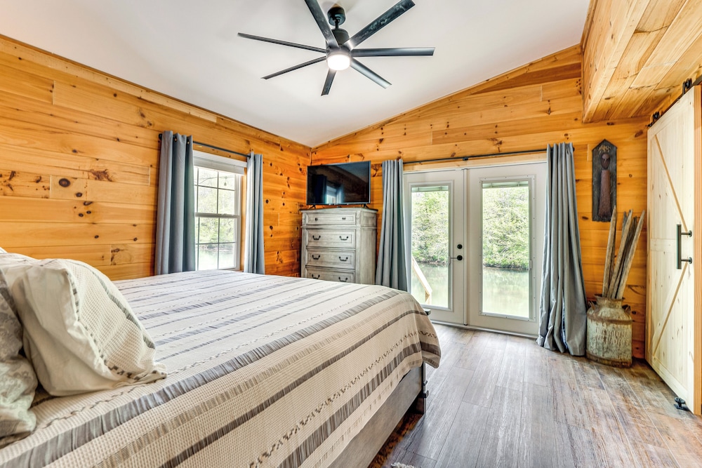 Modern Creek-front Cabin w/ Deck & Views in Murphy