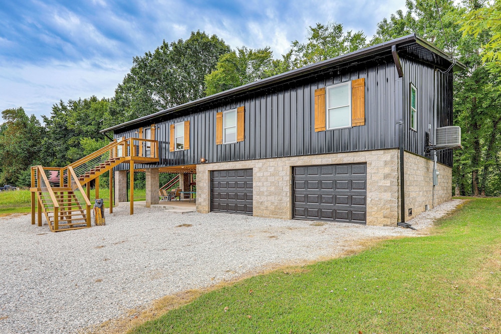 Relax on the River: Modern Mountain View Escape!